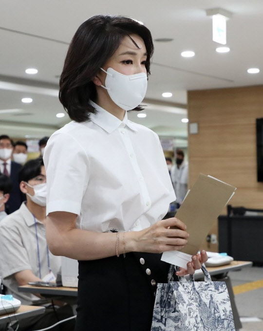 김건희 여사가 6·1 전국동시지방선거 사전투표 첫날인 27일 서울 용산구 용산구의회에 마련된 사전투표소에서 투표 순서를 기다리고 있다. <대통령실통신사진기자단>